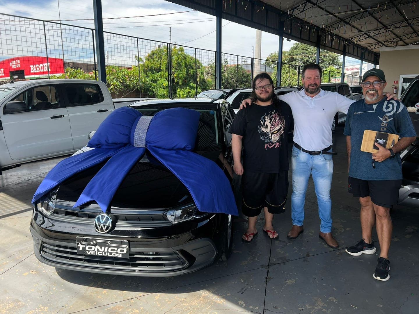 Cliente da Tonico Veículos com o veículo comprado