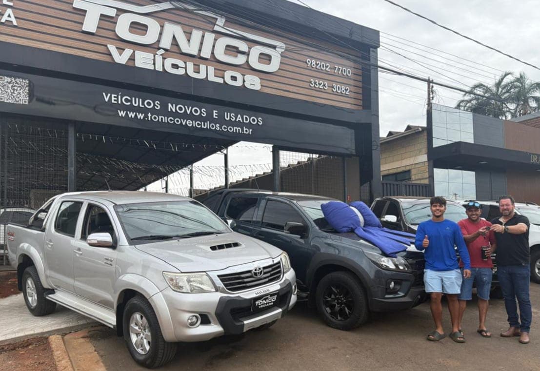 Cliente da Tonico Veículos com o veículo comprado