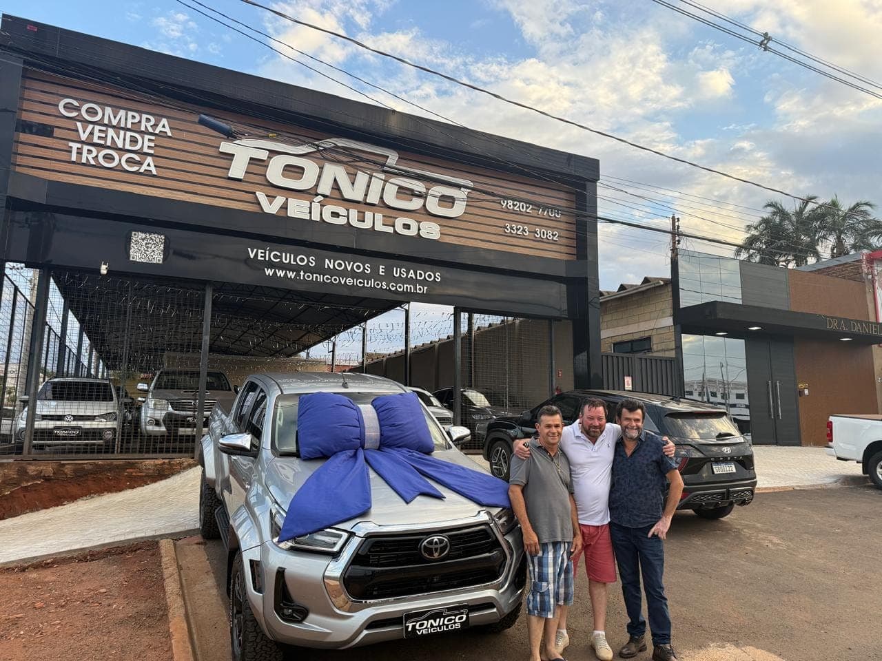 Cliente da Tonico Veículos com o veículo comprado