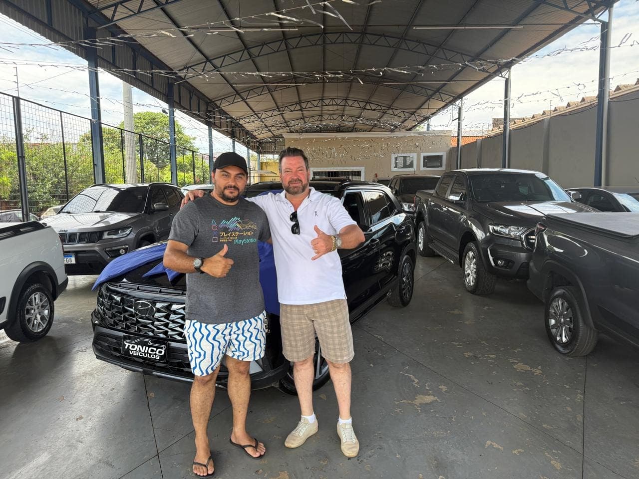 Cliente da Tonico Veículos com o veículo comprado