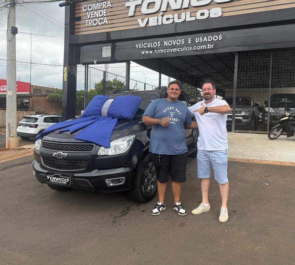 Cliente da Tonico Veículos com o veículo comprado