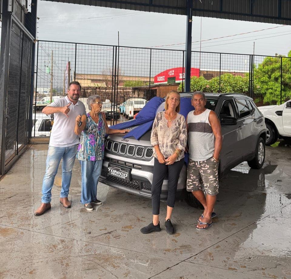 Cliente da Tonico Veículos com o veículo comprado