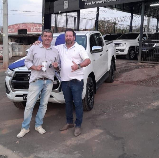 Cliente da Tonico Veículos com o veículo comprado