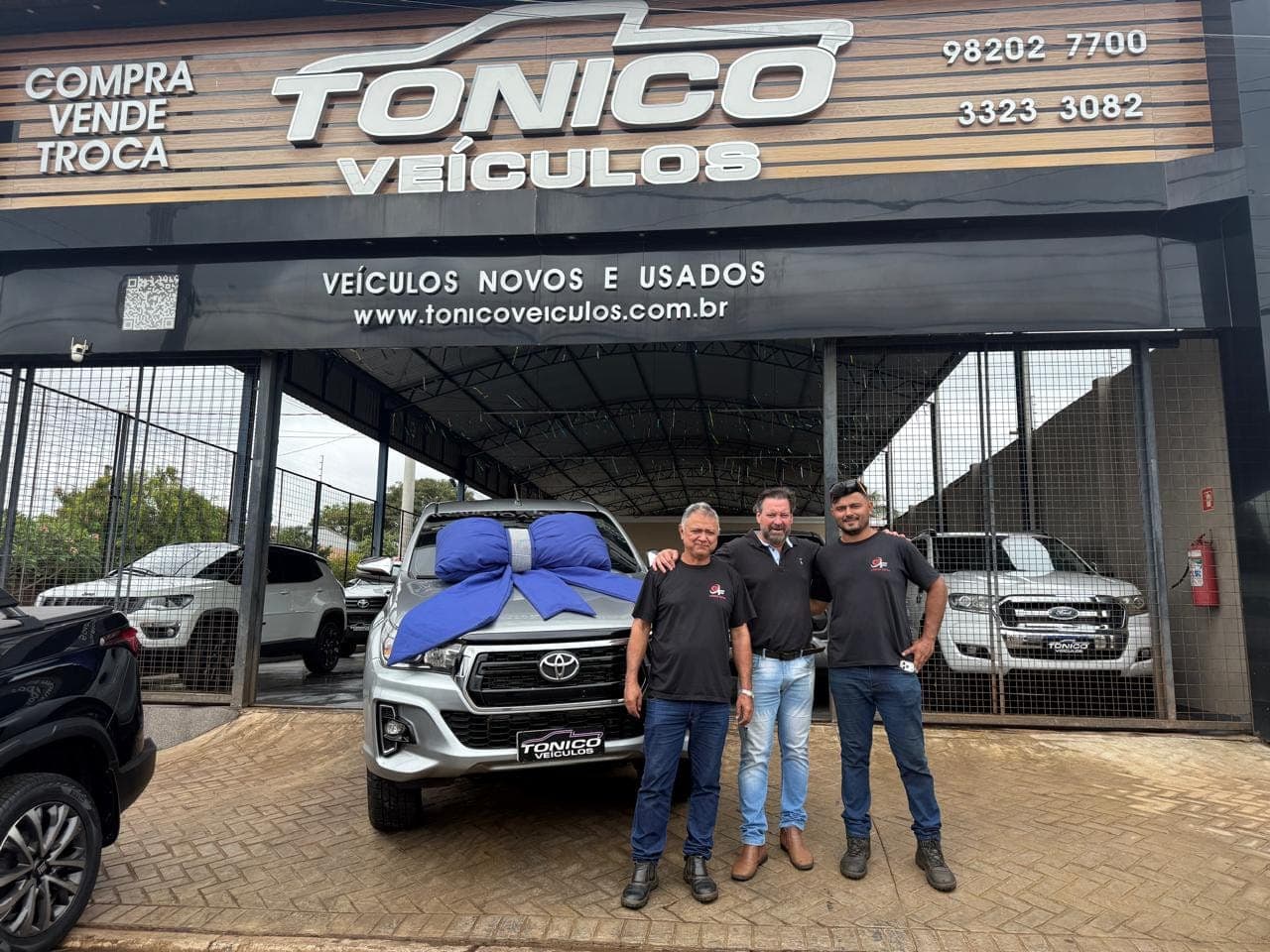 Cliente da Tonico Veículos com o veículo comprado