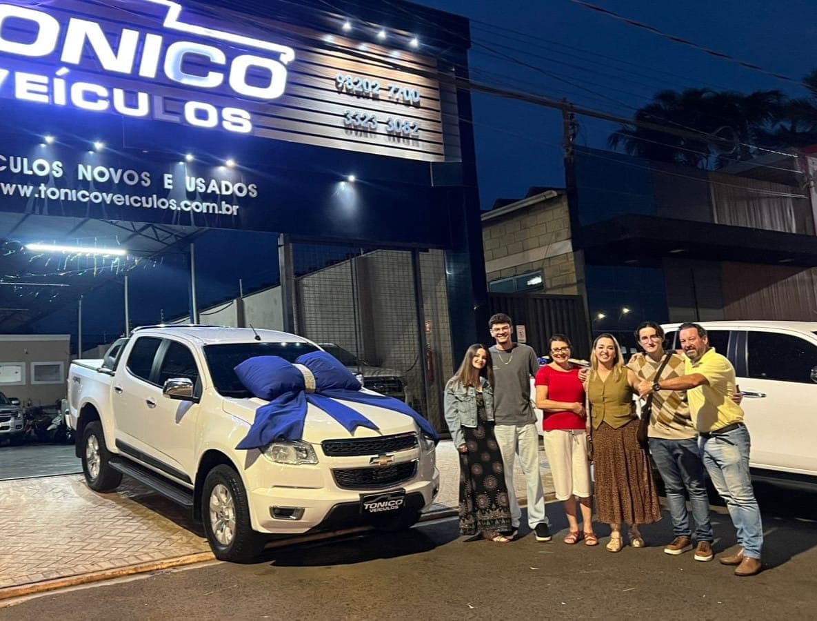 Cliente da Tonico Veículos com o veículo comprado
