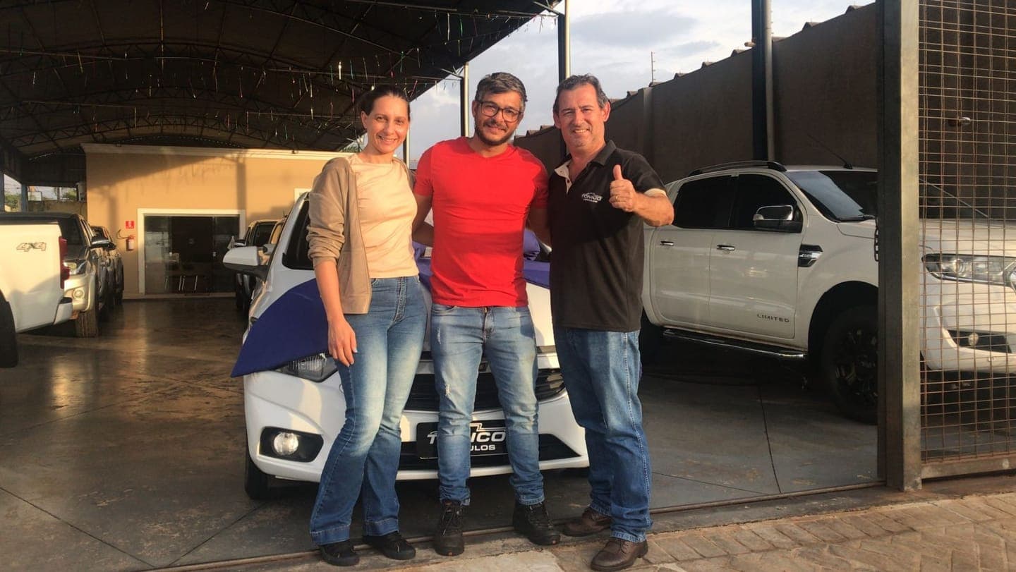Cliente da Tonico Veículos com o veículo comprado