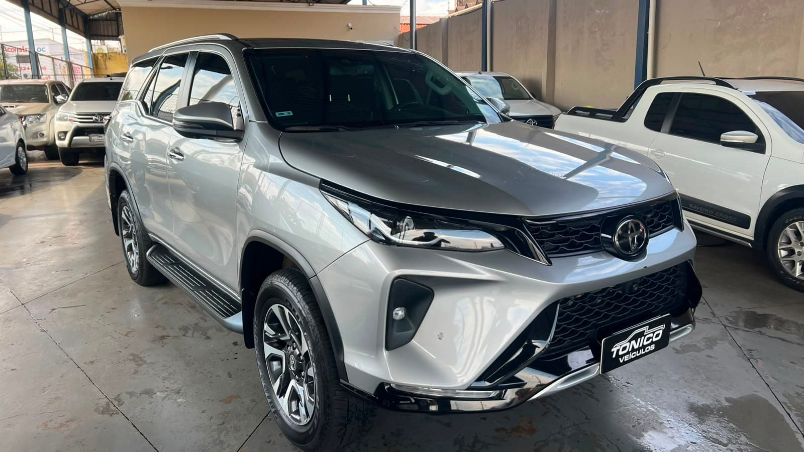 TOYOTA HILUX SW4 2.8 D-4D TURBO DIESEL SRX PLATINUM 7L 4X4 AUTOMÁTICO